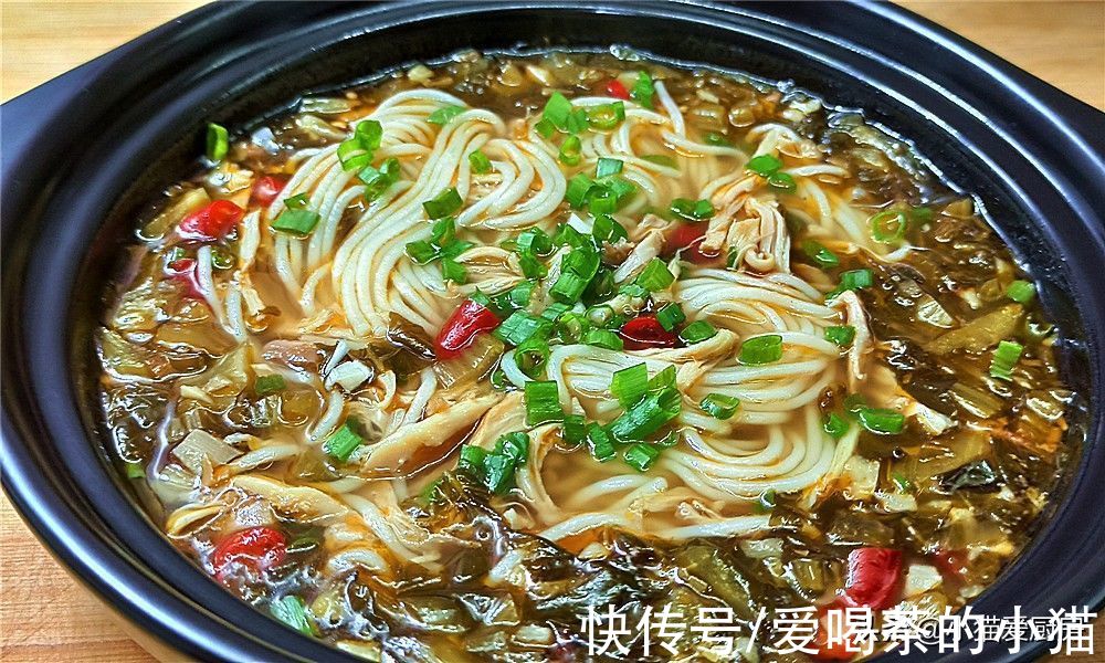 教你酸汤米粉做法，10分钟就能搞定，酸辣好吃早上来上一碗太爽了