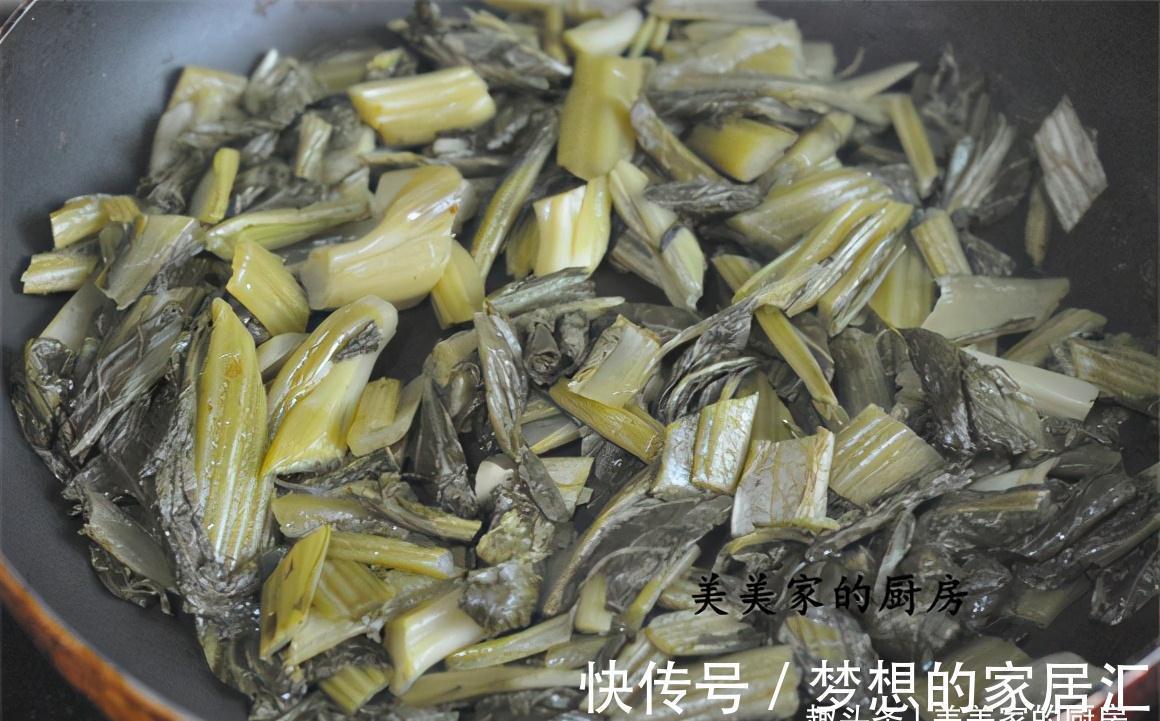 酸菜|秋天干燥，一道“土匪菜”常上桌，3种食材1锅烧，好吃又养胃！