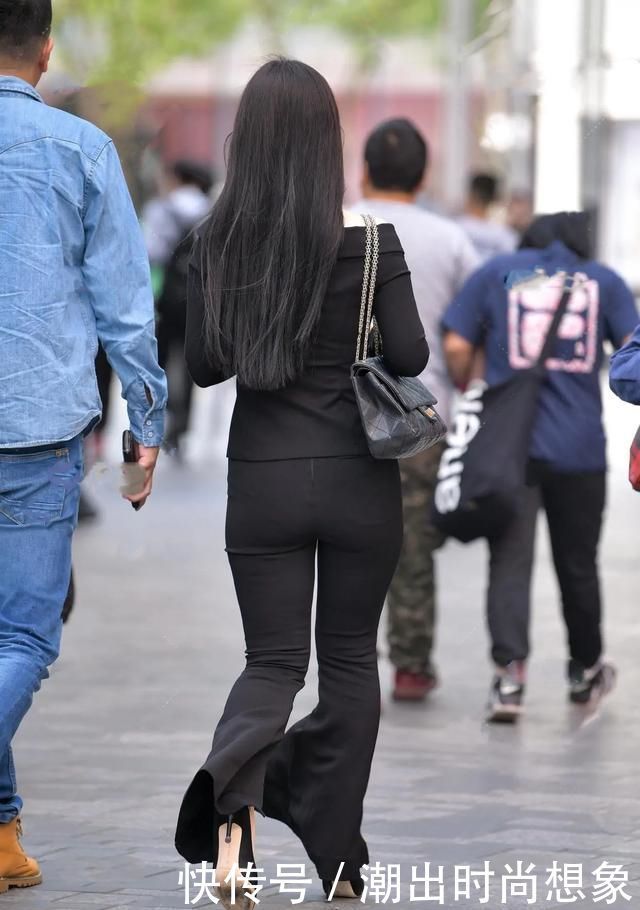 时尚穿搭:穿着打底裤将女性更有气质,非常迎和美女对时尚的追求