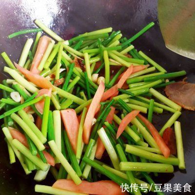  正宗四川特色—腊肉炒蒜薹做法，最关键的是一学就会