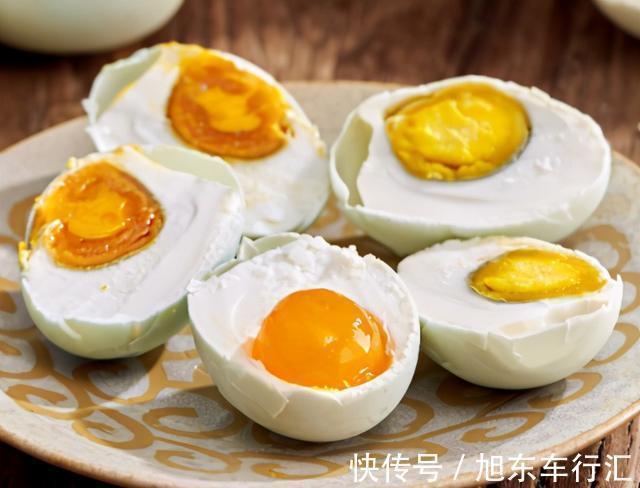 农村大妈这样腌咸鸭蛋，不用盐水不裹泥巴，30天个个流油起沙