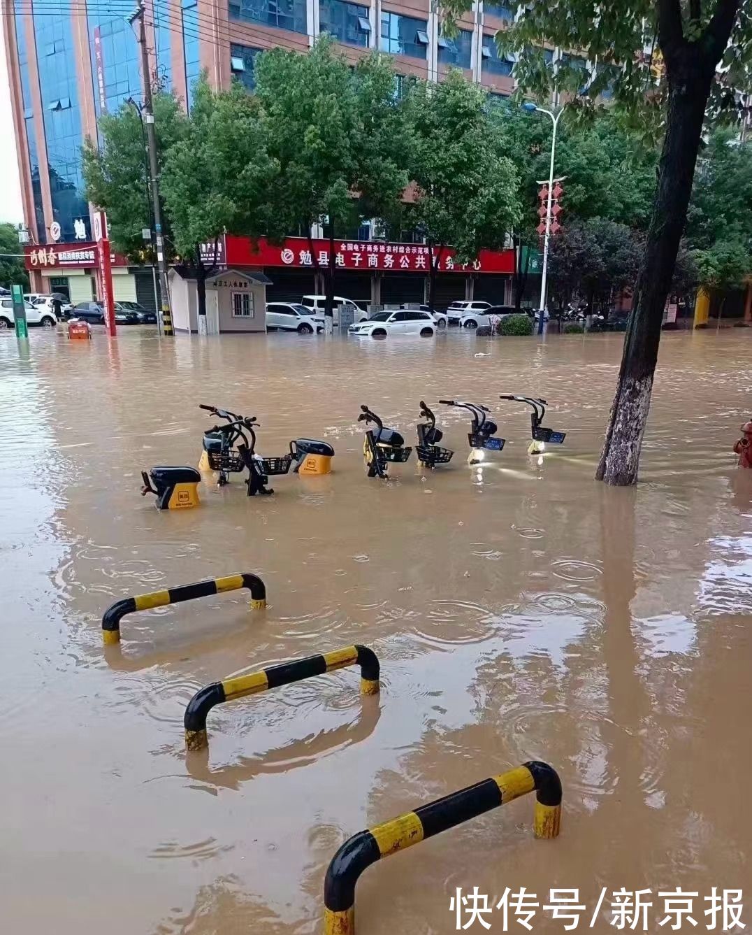 陕西|新闻8点见丨暴雨致陕西勉县上万人受灾 城区积水最深达90厘米