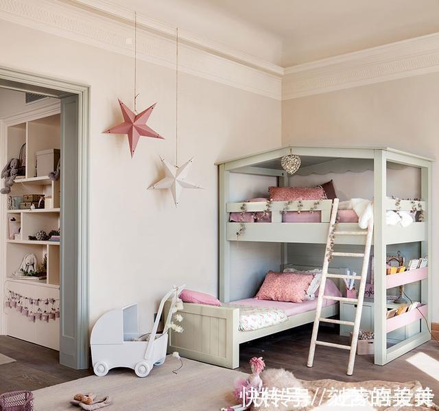收纳柜|二胎家庭不做上下铺,越来越多人都把2张床靠墙放,中间做收纳柜