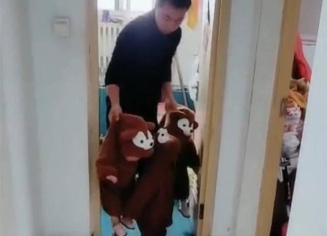 有了三胞胎后，爸爸上厕所都变成这样的画风，一旁妈妈笑抽了