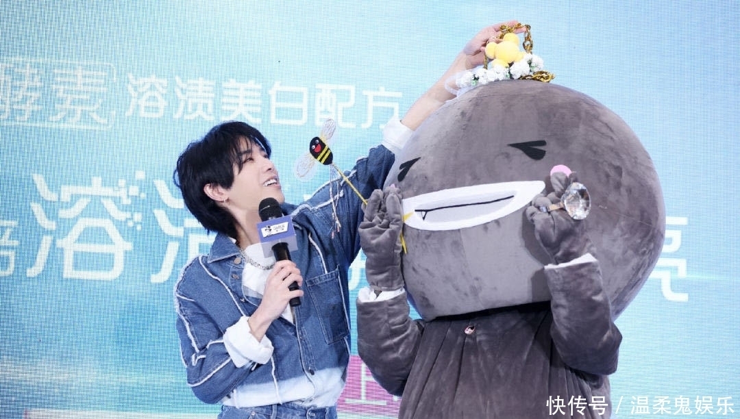 煤球 华晨宇参加品牌见面会,现场做蛋糕翻车,夸歌迷yyds!