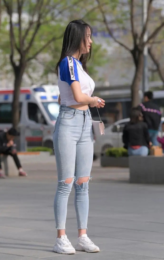 示范|街拍:时尚女生的牛仔裤穿搭示范,休闲有型,美出了自己的风格