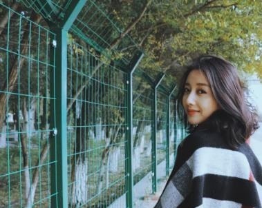 她是非誠勿擾最美女觀眾，卻因?yàn)殓R頭不經(jīng)意一掃，進(jìn)入了演藝圈