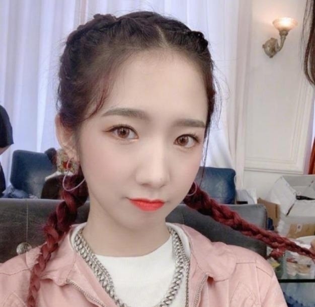 鱼骨辫 别再披头散发了，今秋流行这3种“扎发发型”，简单自然易上手