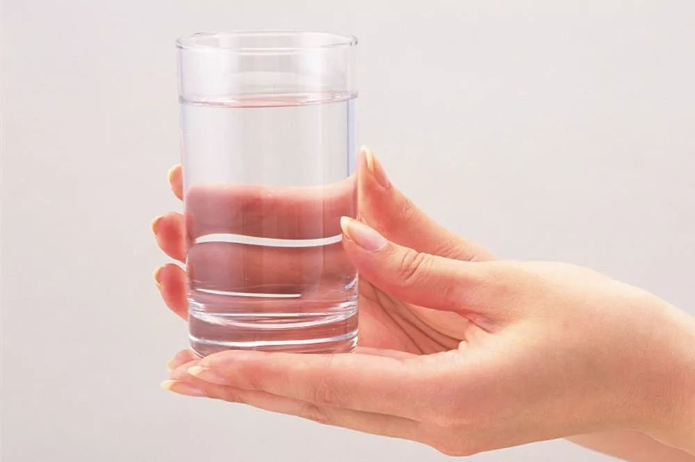 减肥方法|最近“喝水减肥”很火！好多人在尝试，能治便秘，皮肤也白了！