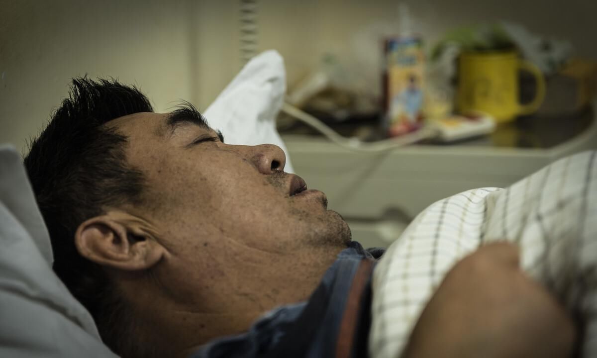 脑血管堵塞|59岁大叔,一年两次脑梗,医生饭后这2件事是祸根,最好别做