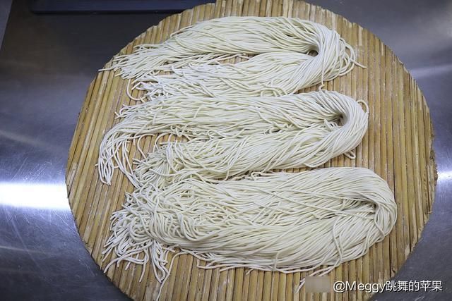 保鲜袋|夏天犯懒不爱做饭，10分钟搞定1锅鸡蛋青椒炒面，全家如狼似虎