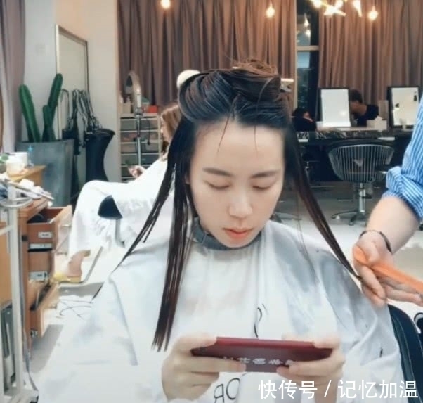抬头|女生理发时“吃鸡”太专注,抬头看到新发型,妈呀镜子里的是谁