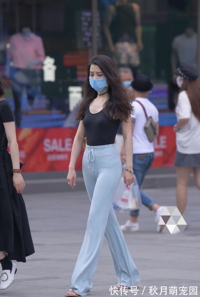 高跟鞋 这姐姐真漂亮，一头波浪长发穿“天蓝”丝绵裤，气质好动人