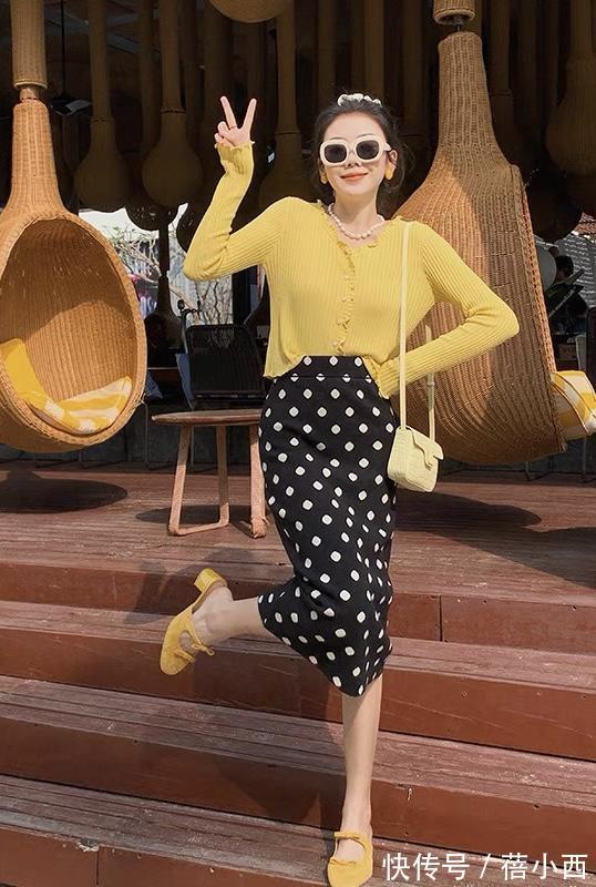 波点连衣裙|穿搭简约才高级,秋季衣橱必备“波点”单品,适合40+的熟女