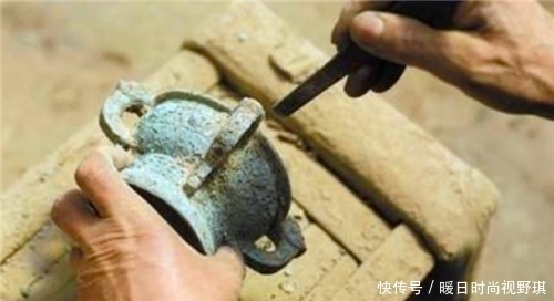 因常被警察找上门,他把做旧技术免费教全村人,如今成最大造假村