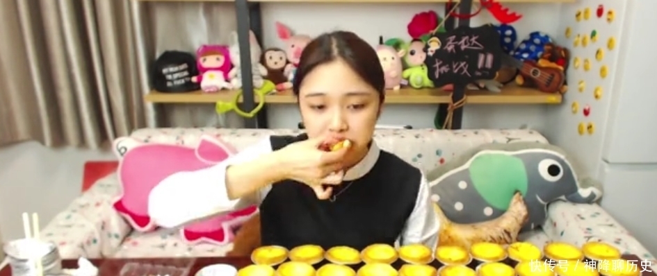 么多的蛋挞|大胃王吃120个“蛋挞”,粉丝担心她吃吐,站起身后却穿帮了!