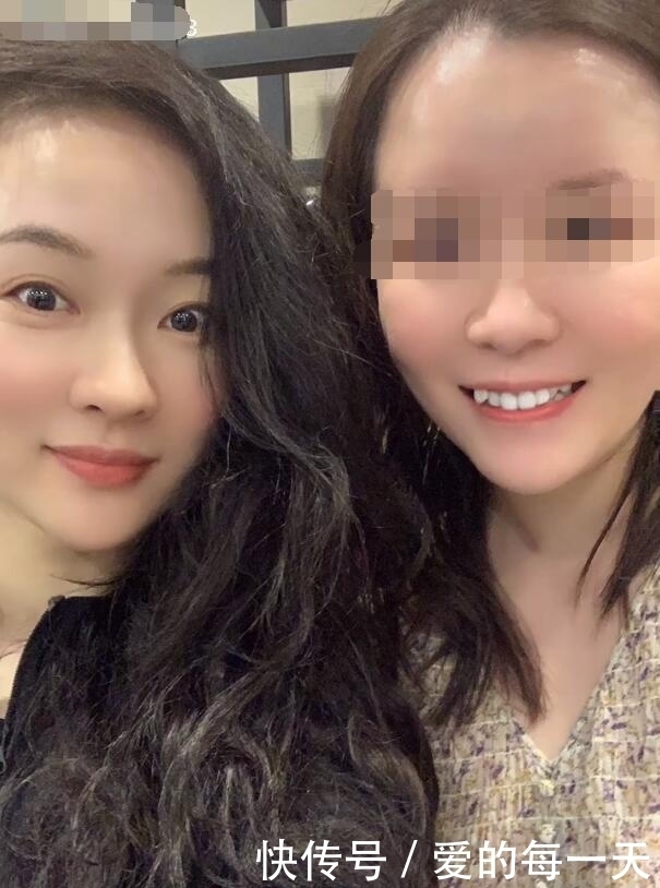 网友偶遇霍思燕杜江冲浪,嗯哼赤脚玩,粉丝被问小女孩说“三不”