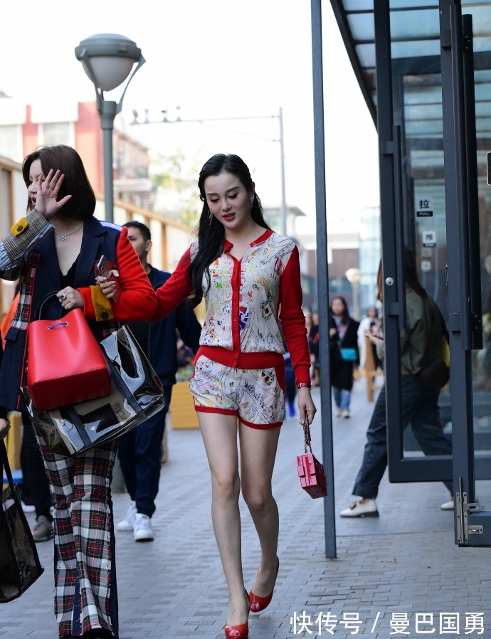 知性美 35岁阿姨的红色套装,搭配独特,轻松展现“知性美”!