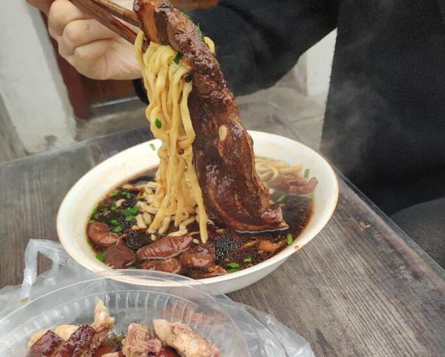 面里|深巷里的老面馆,开了近三十年只有六张桌子,食客:面里的肉真多