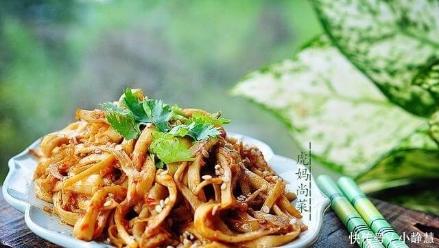 烤肉|杏鲍菇新吃法,一顿炒8个,比烤肉还香,夏天开胃不油腻