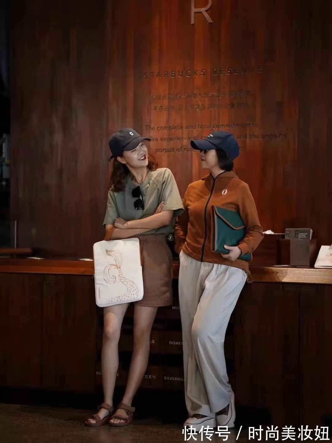 平顶帽|50岁女人别总是穿“大妈”款,这位妈妈穿搭真高级,值得学习