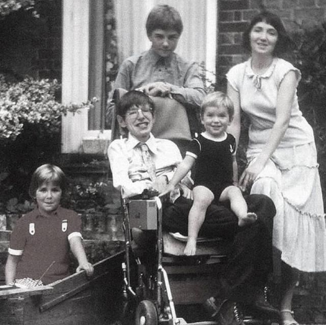 霍金21岁全身瘫痪，在轮椅上坐了半个世纪，3个孩子怎么来的？