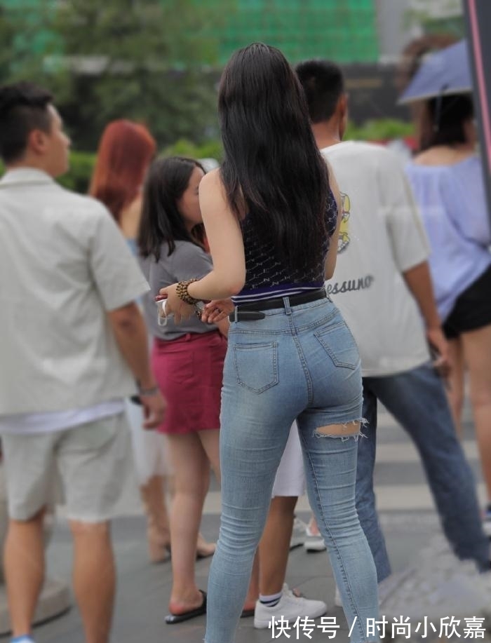 美女 嫂子腿上“赘肉”太多,牛仔裤都被“撑破”,再不减肥都穿不上了