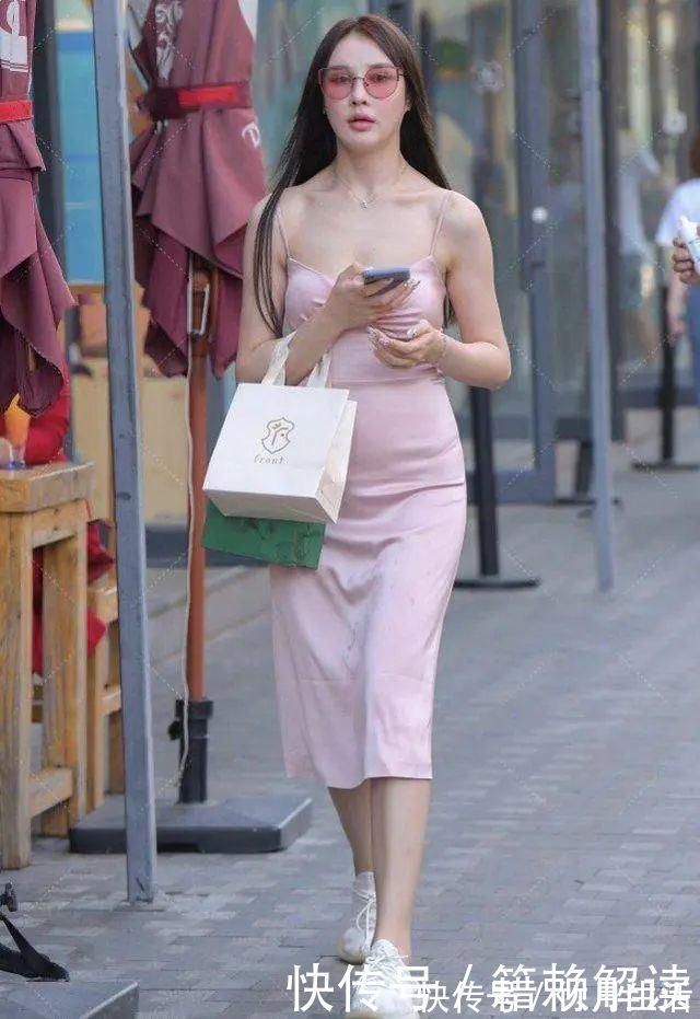 饱和度 美女穿着简单的粉色吊带走大街,不知道赚了多少回头率