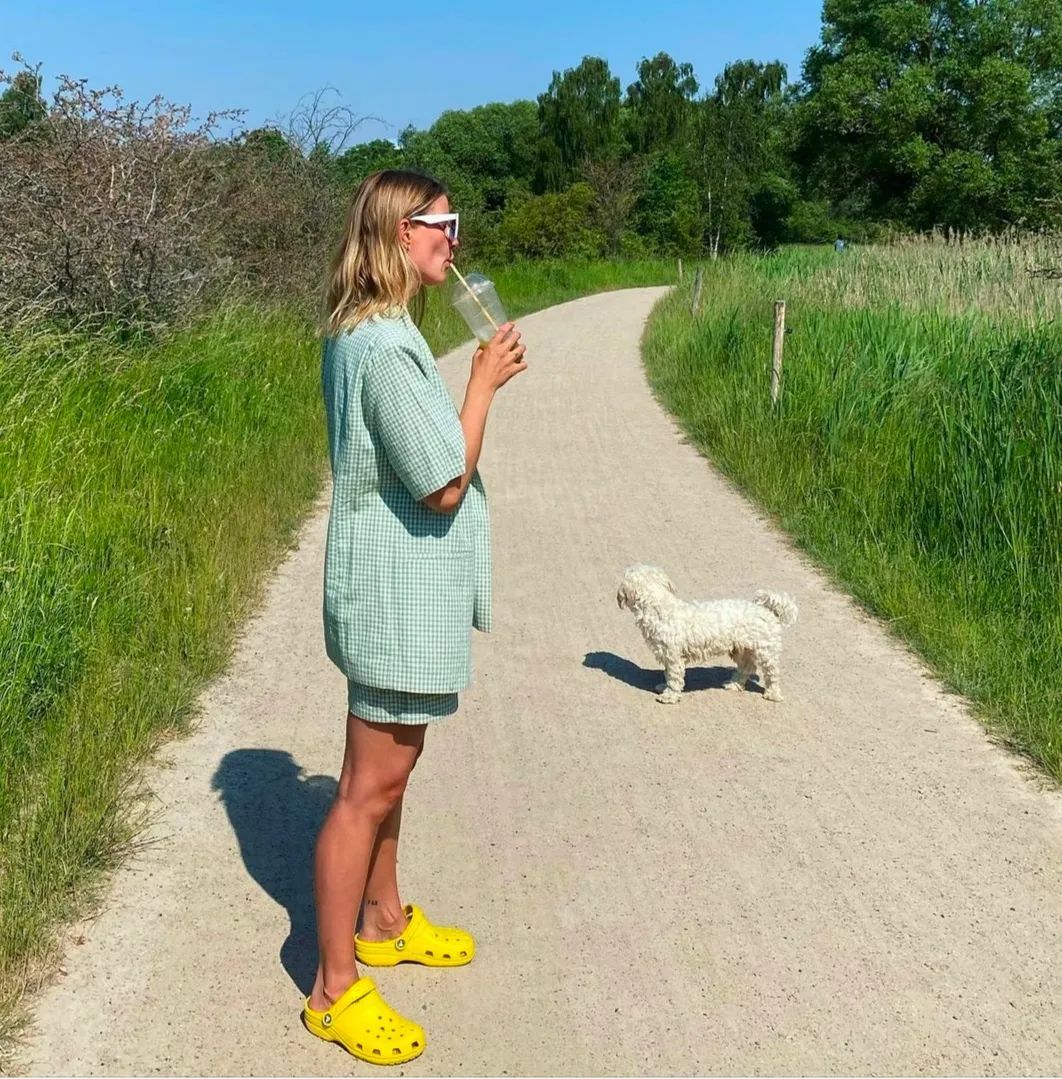 蕾丝|黑白灰穿腻了？今夏这6组彩色穿搭超显白，回头率100%