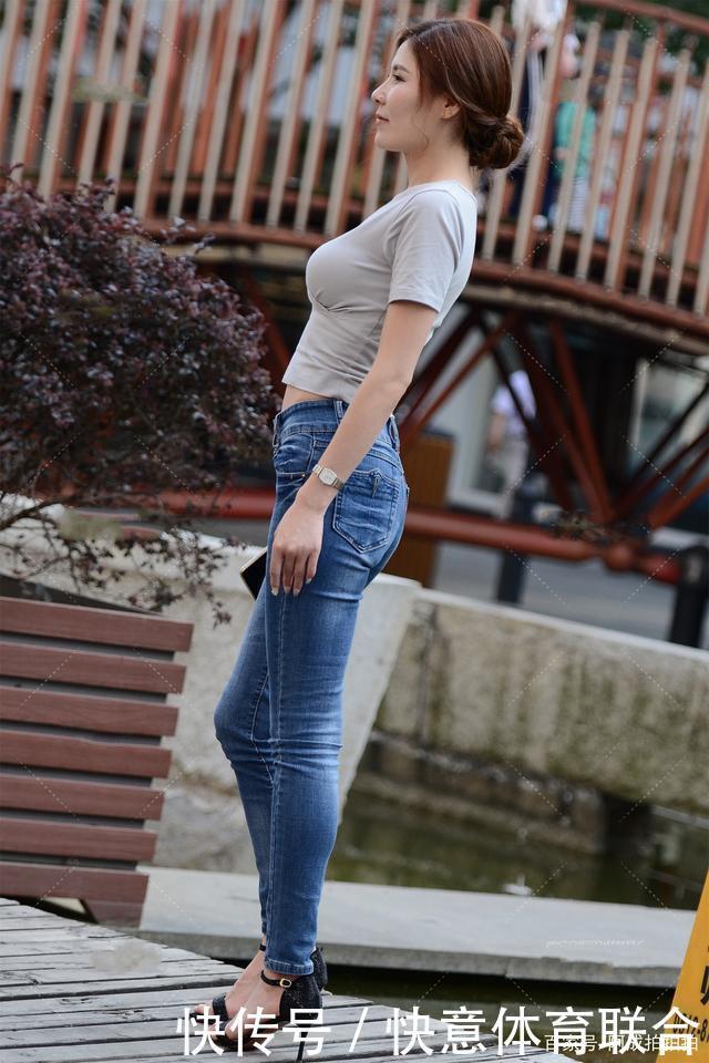 灰色V领短袖搭配牛仔裤,青春时尚,简单大气