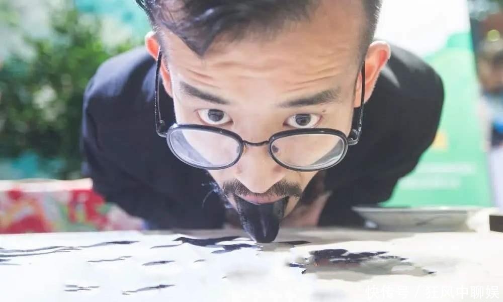 自称|他首创用舌头写字作画,自称是韩愈后代,被学校邀请给学生上课