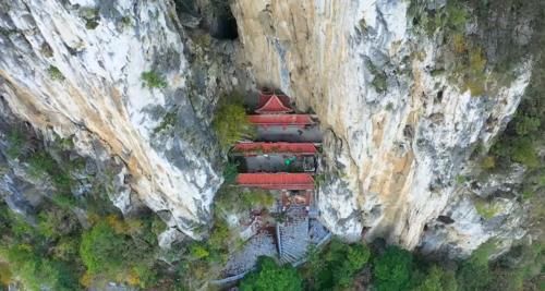 建在夹缝里的寺庙，隐蔽到让人难以发现，不得不佩服古人的智慧