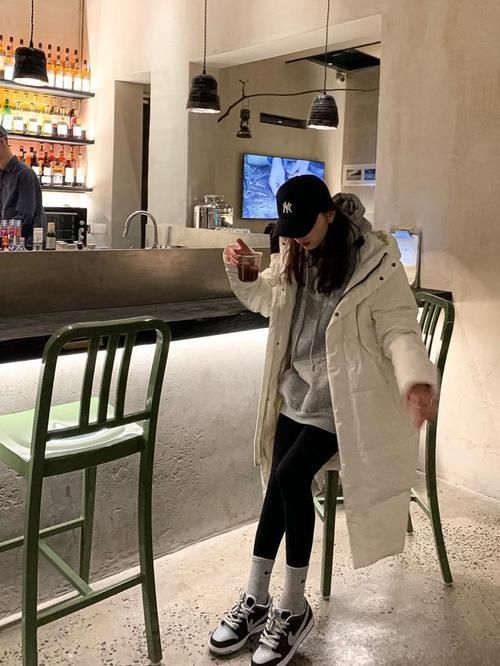 除了优雅潇洒的大衣以外， 羽绒服也是不少姐妹们的御寒必备 ！