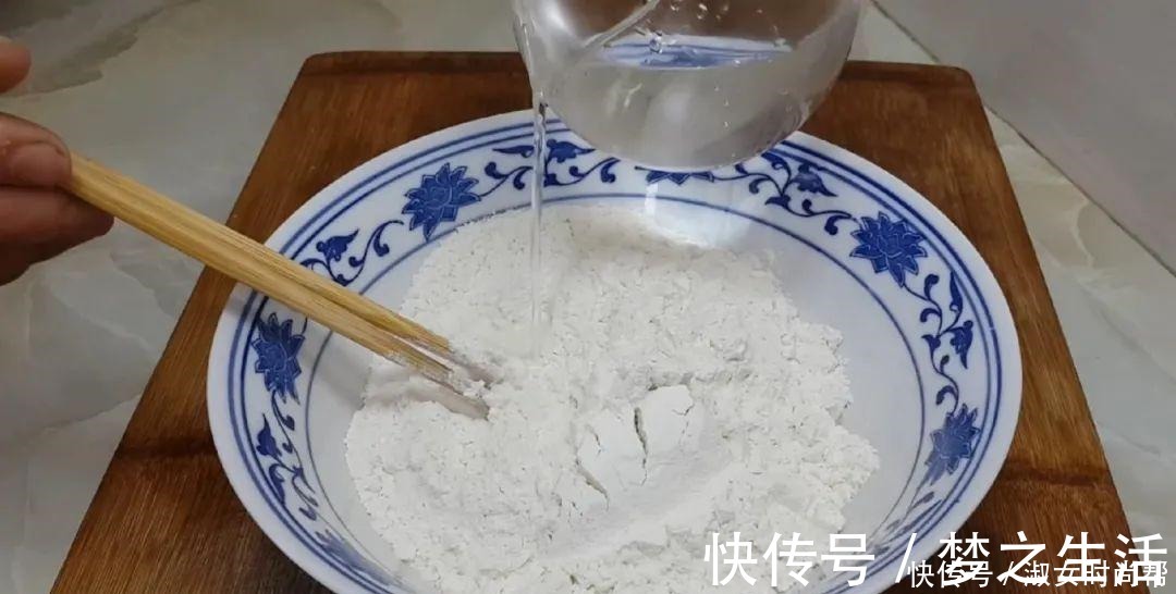 我家烙饼就爱这样做,擀杖卷一卷,张张柔软又劲道,比鸡蛋饼还香