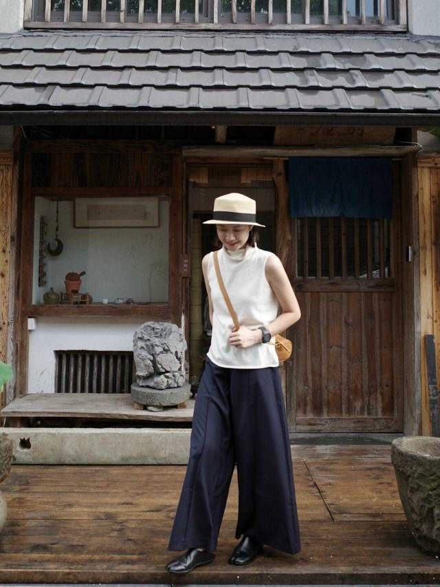 穿搭|秋季怎么穿舒适又洋气？白色卫衣搭配牛仔裤简约大气，减龄时髦