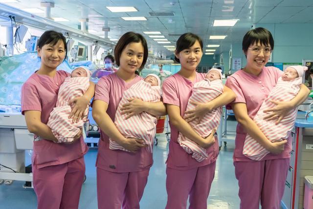 孕妈生下四胞胎,第四个宝宝出生后护士道喜:是个“天宠宝宝”