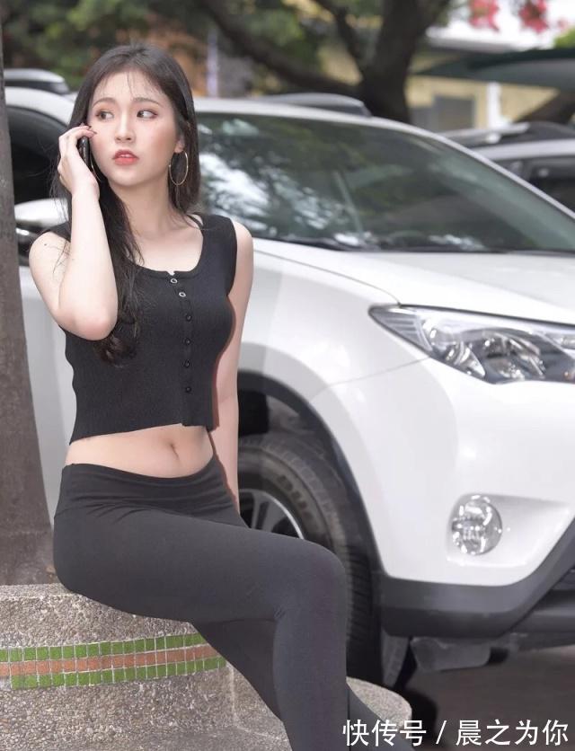 小白鞋展 打底裤美女,穿出格调气质,搭配简约的小白鞋展现出你的帅气