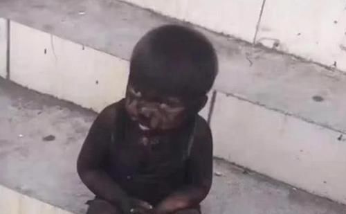 父母|幼儿园放学,俩“煤球”一直无人认领,亲妈崩溃足足找了10分钟