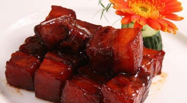 做红烧肉时，不要多加调料，加入这几种即可，红烧肉又软又糯