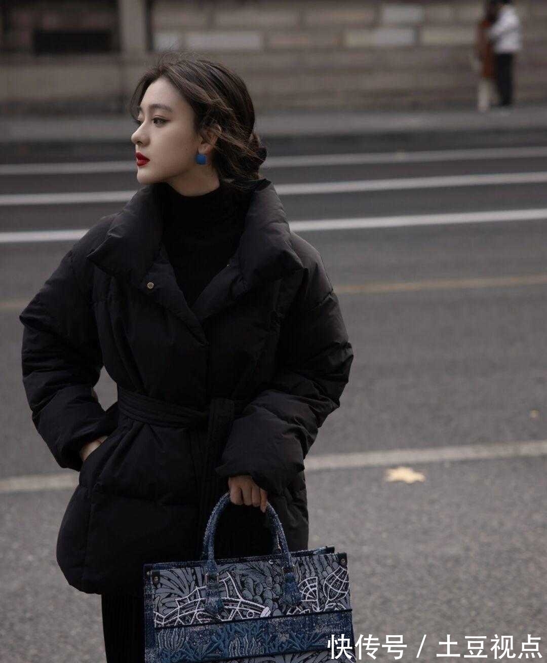 衣身 黑色羽绒服也能穿出高级感?看看这些搭配方式,简约日常又保暖
