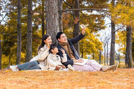 看了又看|“袖珍爸爸”一家四口穿亲子装,路人笑问宝妈:这都是你生的?