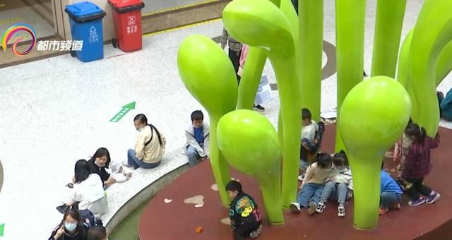 价格少则十元，多则上百元，儿童化妆品销售“走俏”，真的安全吗？