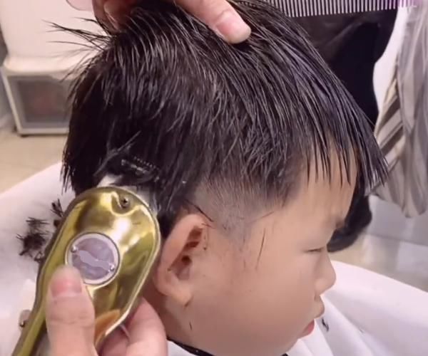 小学生剪了款社会人发型后，整个人瞬间变成熟，女生：小帅哥真帅