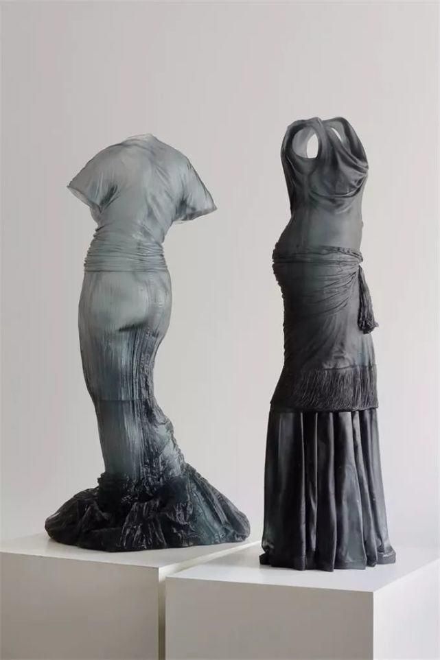 时装秀|艺术家用500斤玻璃做出重磅婚纱,惊艳时装秀,网友吐槽透明的怎么穿