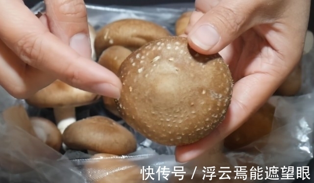 香菇只用清水洗,等于吃“虫卵”,教你一窍门,脏东西虫卵全跑光