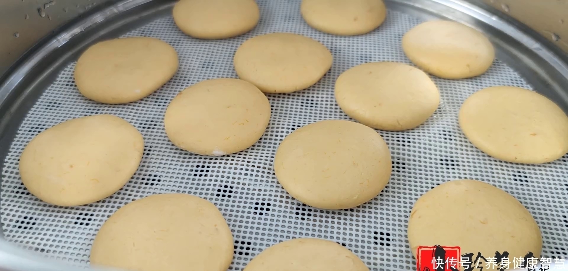 南瓜饼又出新做法了,无水无油,软糯香甜又劲道,全家人都爱吃