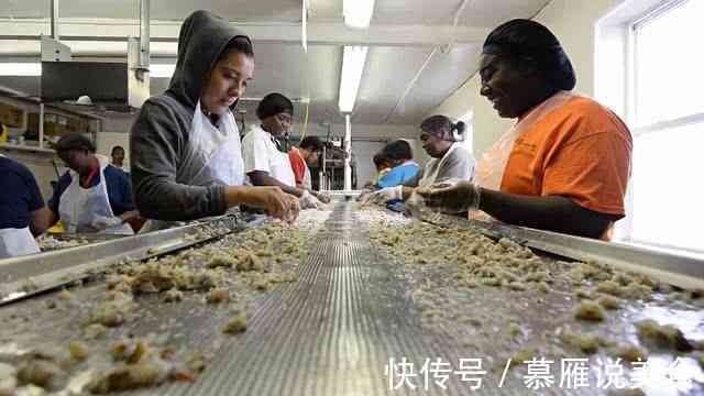 几千斤的螃蟹放到螃蟹机里,出来后,自动分成蟹肉和蟹黄,厉害了