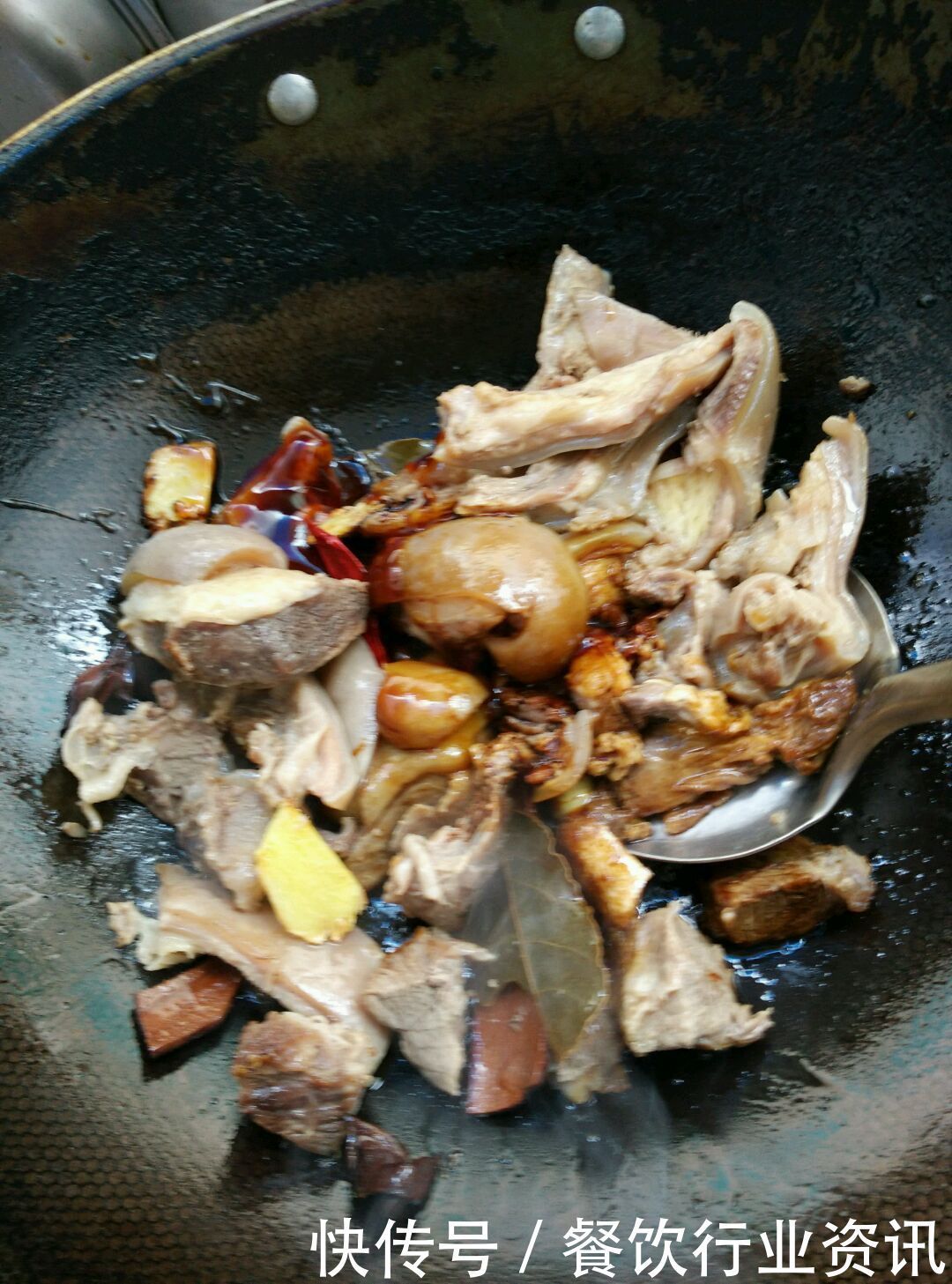 解馋|秒杀某师傅的红烧牛肉面,“他”来了,家里日常解馋必备!