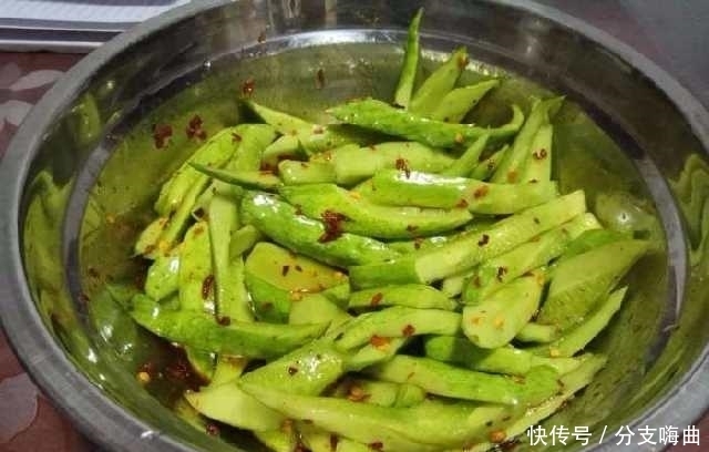 搅拌均匀|大家看今天分享的菜饼子是不是很诱人?能猜出来是哪种菜做的吗?