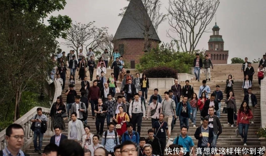 打头阵|脱掉袜子,率先跳进泥坑里推车!任正非以身示范:老板就该打头阵